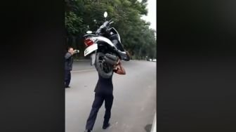 Bak Samson, Satpam Ini Panggul Motor yang Sembarangan Parkir