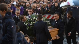 Peti jenazah Davide Astori dibawa masuk ke dalam  Katedral Santo Croce, Florence [AFP]