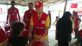 Musikus Maher Zain Hantar Makanan ke Kamp Pengungsi Rohingya