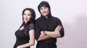 Hipnoterapi Romy Rafael bersama istrinya Ury Rafael menunjukan kebolehannya membaca pikiran orang (Main To Main Comunication) di kantor suara.com di Jakarta, Rabu (7/3). 