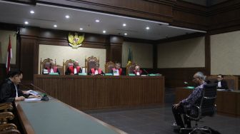 Dokter Rumah Sakit Medika Permata Hijau, Bimanesh Sutarjo, menjalani sidang perdana di Pengadilan Tindak Pidana Korupsi, Jakarta, Kamis (8/3). 