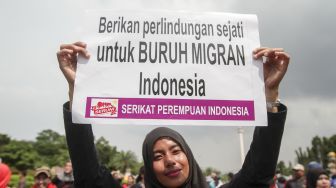 Aksi Parade Juang Perempuan Indonesia di depan Istana Merdeka, Jakarta, Kamis (8/3). 