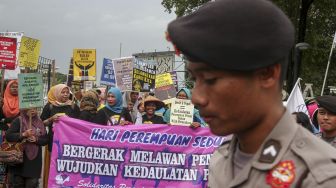 Aksi Parade Juang Perempuan Indonesia di depan Istana Merdeka, Jakarta, Kamis (8/3). 