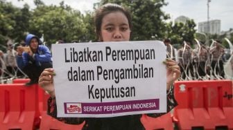 Aksi Parade Juang Perempuan Indonesia di depan Istana Merdeka, Jakarta, Kamis (8/3). 