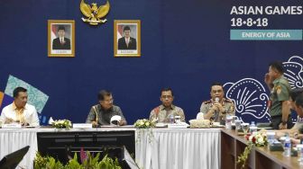 Wakil Presiden Jusuf Kalla (kedua kiri) didampingi Menpora Imam Nahrawi (kiri), Ketua Kontingen Asian Games XVIII Irjen Pol Syafruddin (kedua kanan) dan Ketua Umum KONI Tono Suratman (ketiga kanan) memimpin rapat prestasi Asian Games XVIII tahun 2018 di Jakarta, Kamis (8/3). 