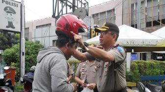 Berikan Edukasi Lalu-Lintas, Satlantas Polres Metro Jakarta Utara Bagikan Helm Gratis