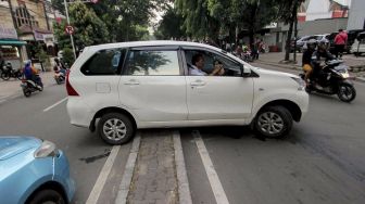 Sejumlah kendaraan menerobos pembatas jalan untuk memutar balik di Jalan KH Wahid Hasyim, Jakarta, Jumat (9/3). 