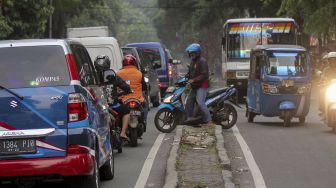 Sejumlah kendaraan menerobos pembatas jalan untuk memutar balik di Jalan KH Wahid Hasyim, Jakarta, Jumat (9/3). 