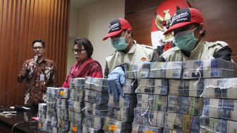 Komisi Pemberantasan Korupsi (KPK) menunjukan barang bukti berupa uang sebesar Rp2,798 miliar dari total jumlah kesepakatan fee sebesar Rp2,8 miliar yang digelar dalam konferensi pers oleh Wakil Ketua KPK, Basaria Panjaitan dan juru bicara KPK, Febri Diansyah di gedung KPK, Jakarta, Jumat (9/3).