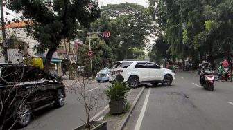 Sejumlah kendaraan menerobos pembatas jalan untuk memutar balik di Jalan KH Wahid Hasyim, Jakarta, Jumat (9/3). 