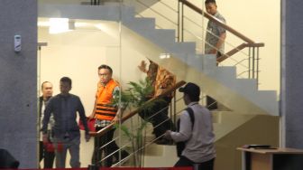 Tersangka Irvanto Hendra Pambudi Cahyo usai menjalani pemeriksaan di gedung Komisi Pemberantasan Korupsi (KPK), Jakarta, Jumat (9/3). 