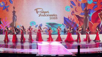 Sebelas finalis Puteri Indonesia yang tersisa menyapa pemirsa pada malam Grand Final Puteri Indonesia 2018 di Jakarta Convention Center, Jakarta, Jumat (9/3). 