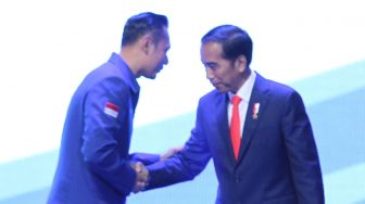 Presiden Joko Widodo dan Ketua Kogasma Partai Demokrat Agus Harimurti Yudhoyono usai membuka  Rapat Pimpinan Nasional (Rapimnas) Partai Demokrat 2018 di Sentul International Convention Center (SICC), Bogor, Jawa Barat, Sabtu (10/3).