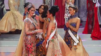 Sonia Fergina Citra (kiri) menerima mahkota Puteri Indonesia 2018 dari Puteri Indonesia 2017 Bunga Jelita Ibrani (kedua kiri) disaksikan oleh Miss Universe 2017 Demi-Leigh Nel-Peters (kanan) dan Vania Fitryanti Herlambang dari Banten (kedua kanan) saat dinobatkan sebagai Puteri Indonesia 2018 dalam malam final Puteri Indonesia 2018 di JCC, Senayan, Jakarta, Sabtu (10/3).