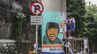 Sejumlah pelajar tingkat SMA se-Jakarta menghias 63 tiang penyangga jalan layang non tol di sepanjang Jalan  Antasari, Jakarta, Minggu (11/3/2018) [Suara.com/Kurniawan Mas'ud]