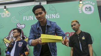 Dua anak presiden Jokowi, Kaesang Pangarep dan Gibran saat meracik menu martabak dan pisang coklat di Jakarta, Minggu (11/3). Kegiatan perang kuliner ini diklaim sebagai 'perang saudara' yang merupakan rangkaian acara peluncuran menu varian baru dari bisnis kuliner mereka, serta mengkampanyekan kerangka positif semangat berbisnis kuliner sebagai anak muda. (Suara.com/Kurniawan Mas'ud)