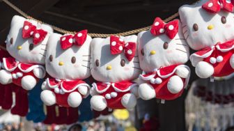 Lelaki Ini Rela Pakai Hello Kitty Selalu Demi Pasangannya