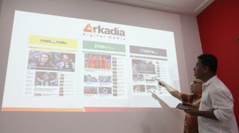 Pemimpin Redaksi suara.com Suwarjono bersama CEO Arkadia Digital Media, William Martaputra saat meluncurkan 3 Media baru di kantor suara.com, Jakarta, Senin (12/3).