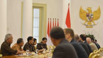 Presiden Joko Widodo (ketiga kiri) didampingi Menko Perekonomian Darmin Nasution (kedua kiri), Menteri PUPR Basuki Hadimuljono (kiri), Menteri Keuangan Sri Mulyani (keempat kiri) dan Seskab Pramono Anung menerima delegasi Asian Infrastructure Investment Bank (AIIB) di Istana Kepresidenan Bogor, Jawa Barat, Senin (12/3).