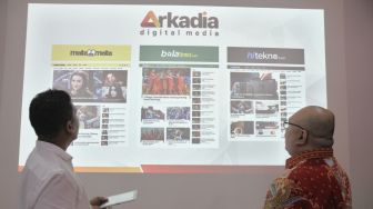 Pemimpin Redaksi suara.com Suwarjono bersama CEO Arkadia Digital Media, William Martaputra saat meluncurkan 3 Media baru di kantor suara.com, Jakarta, Senin (12/3).