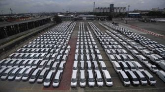 Ratusan mobil baru terparkir di PT Indonesia Kendaraan Terminal atau IPC Car Terminal, Cilincing, Jakarta, Senin (12/3).