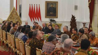 Presiden Joko Widodo (keempat kanan) didampingi Menko Maritim Luhut B Panjaitan (ketiga kanan), Menteri Perdagangan Enggartiasto Lukita (kelima kanan), Seskab Pramono Anung (kedua kanan) dan Wakil Menlu, AM Fachir menerima kunjungan delegasi US-ASEAN Business Council di Istana Merdeka, Jakarta, Selasa (13/3).