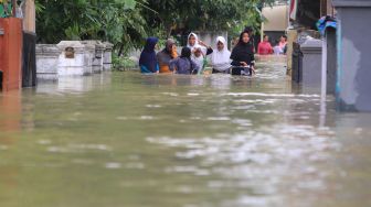 Kali Mampang Meluap, Kompleks Polri Tergenang Banjir Satu Meter