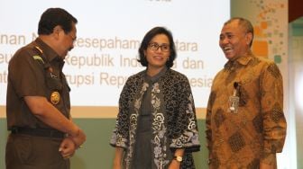 Menteri Keuangan Sri Mulyani Indrawati bersama Jaksa Agung H.M Prasetyo dan Ketua Komisi Pemberantasan Korupsi (KPK) Agus Rahardjo menandatangani nota kesepakatan di gedung Kementerian Keuangan, Jakarta, Rabu (14/3).