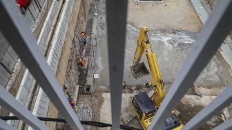 Pekerja menyelesaikan pembangunan underpass Mampang di Jakarta, Rabu (14/3). 