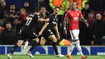 Pemain Sevilla Wissam Ben Yedder (tengah) merayakan goknya ke gawang Sevilla. Oli SCARFF / AFP