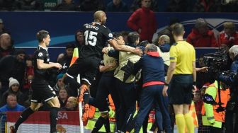 Para pemain Sevilla merayakan kemenangan atas Manchester United di Old Trafford. Oli SCARFF / AFP