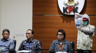 Konferensi pers barang bukti uang hasil operasi tangkap tangan (OTT) di PN Tangerang di gedung KPK, Jakarta, Selasa (13/3). 