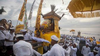 Umat Hindu melaksanakan ritual Melasti menjelang Hari Raya Nyepi Tahun Saka 1940 di Pantai Purnama, Gianyar, Bali, Rabu (14/3). 