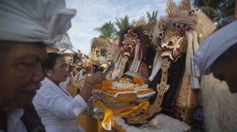 Terciduk Aksi Curi Uang Sesajen saat Upacara Melasti di Bali