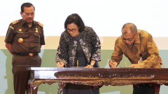 Menteri Keuangan Sri Mulyani Indrawati bersama Jaksa Agung H.M Prasetyo dan Ketua Komisi Pemberantasan Korupsi (KPK) Agus Rahardjo menandatangani nota kesepakatan di gedung Kementerian Keuangan, Jakarta, Rabu (14/3).