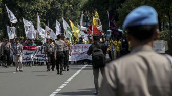 Badan Eksekutif Mahasiswa (BEM) se-Indonesia menggelar aksi unjuk rasa di depan gedung Mahkamah Konstitusi (MK) Jakarta, Rabu (14/3). 