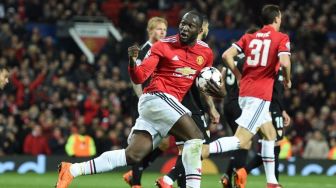 Striker Manchester United Romelu Lukaku merayakan golnya ke gawang Sevilla. Oli SCARFF / AFP