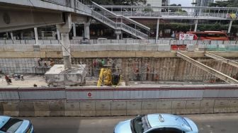 Pekerja menyelesaikan pembangunan underpass Mampang di Jakarta, Rabu (14/3). 