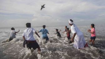 Umat Hindu melaksanakan ritual Melasti menjelang Hari Raya Nyepi Tahun Saka 1940 di Pantai Purnama, Gianyar, Bali, Rabu (14/3). 