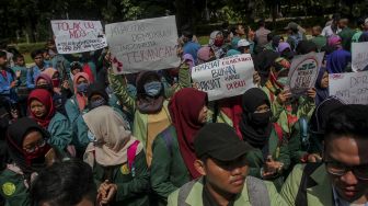 Badan Eksekutif Mahasiswa (BEM) se-Indonesia menggelar aksi unjuk rasa di depan gedung Mahkamah Konstitusi (MK) Jakarta, Rabu (14/3). 