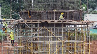 Proyek pembangunan jalan tol Kunciran-Serpong di Jombang, Tangerang Selatan, Banten, Kamis (15/3).