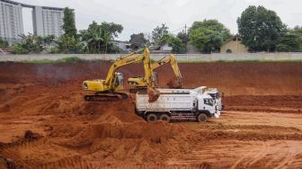 Proyek pembangunan jalan tol Kunciran-Serpong di Jombang, Tangerang Selatan, Banten, Kamis (15/3).