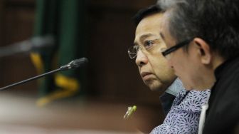 Terdakwa kasus proyek e-KTP, Setya Novanto mendengarkan keterangan saksi pada sidang lanjutan di pengadilan Tipikor, Jakarta, Kamis (15/3).