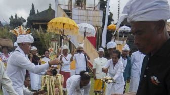 Umat Hindu memercikkan air suci pada angsa, sapi dan kerbau yang akan menjadi hewan kurban dalam upacara "Mepepada" di Pura Besakih, Karangasem, Bali, Kamis (15/3). 