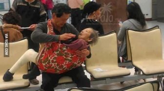 Cerita Haru di Balik Foto Viral Anak Gendong dan Suapi Ibunya