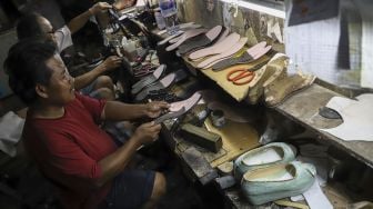 Produksi sepatu rumahan di kawasan Setiabudi, Jakarta, Kamis (15/3).