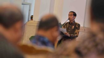 Presiden Joko Widodo menyampaikan paparan dihadapan pimpinan bank umum di Indonesia, di Istana Negara, Jakarta, Kamis (15/3). 