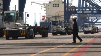 Suasana aktivitas bongkar muat peti kemas di Jakarta International Container Terminal (JICT), Tanjung Priok, Jakarta Utara, Jumat (16/3).