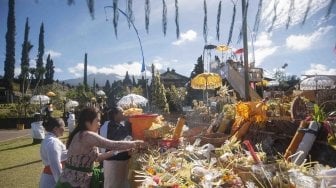 Sejumlah umat Hindu menyiapkan sesajen dan perlengkapan upacara Tawur Kesanga menjelang Hari Raya Nyepi Tahun Saka 1940 di Pura Besakih, Karangasem, Bali, Jumat (16/3).