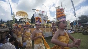 Sejumlah anak membawakan Tari Rejang Dewa dalam upacara Tawur Kesanga menjelang Hari Raya Nyepi Tahun Saka 1940 di Pura Besakih, Karangasem, Bali, Jumat (16/3). 